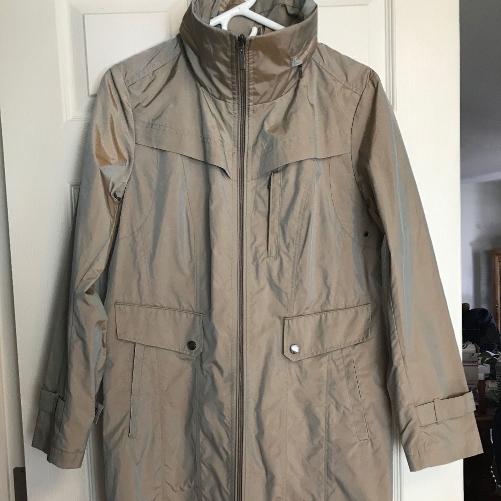 Cole Haan women's back bow raincoat, size Medium